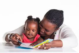 فوائد القراءة للطفل حديث الولادة